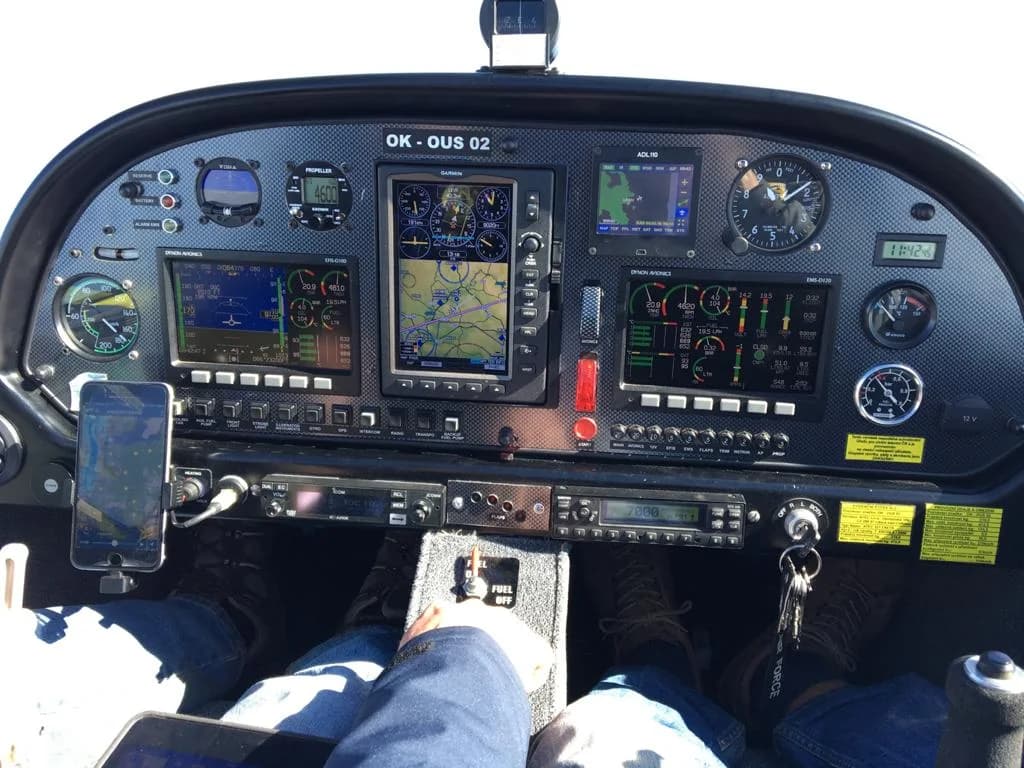 Kokpit letounu Atec 321 Faeta s avionikou Dynon
